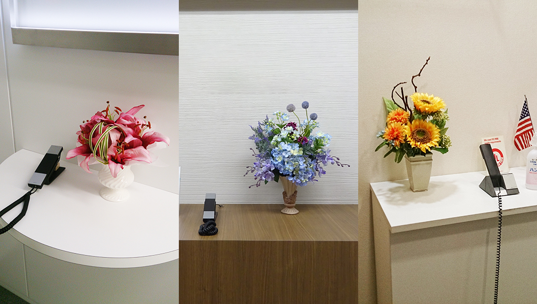 オフィス受付の電話横の造花アレンジメント