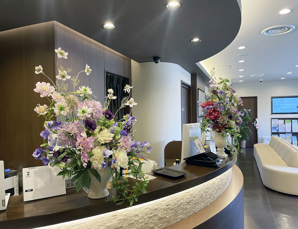 クリニックの受付カウンターに飾られたの造花アレンジメント