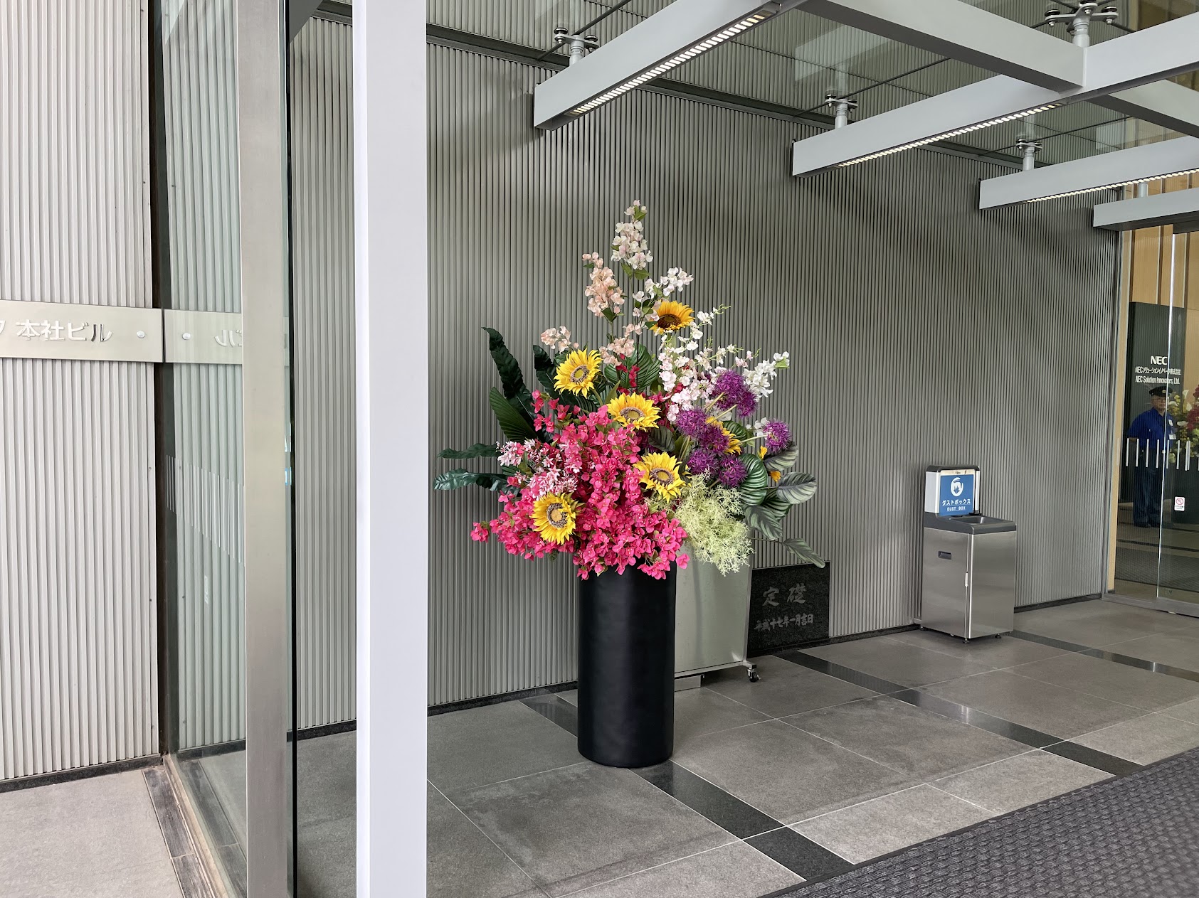 本社ビルのエントランスに飾られた大型造花オブジェ