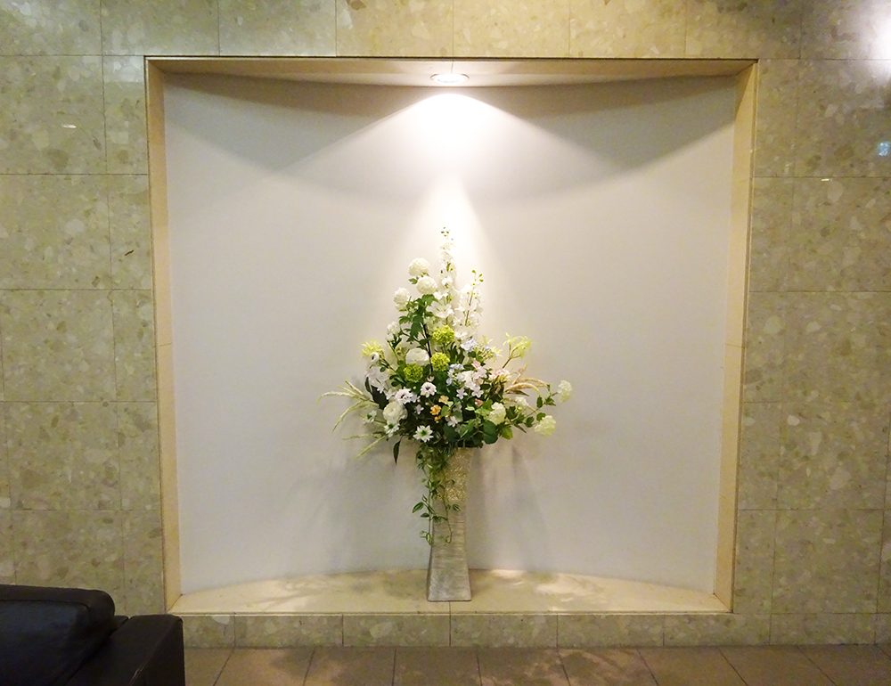 マンションのエントランスに飾っている造花アレンジメント