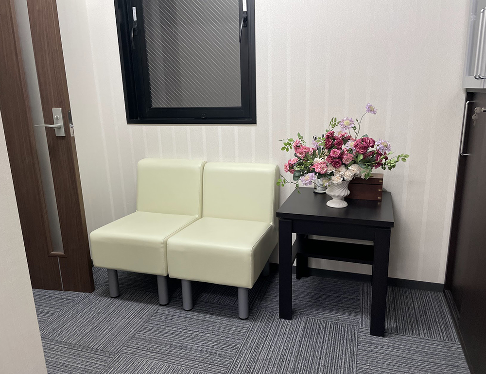 法律事務所の受付に飾っている造花