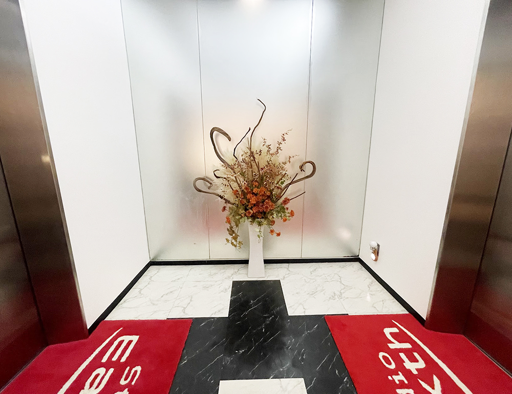 オフィスのエントランスの秋の造花装飾