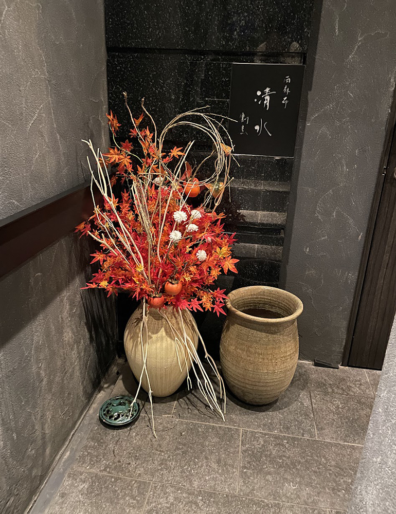 和食料理屋さんの秋の造花装飾