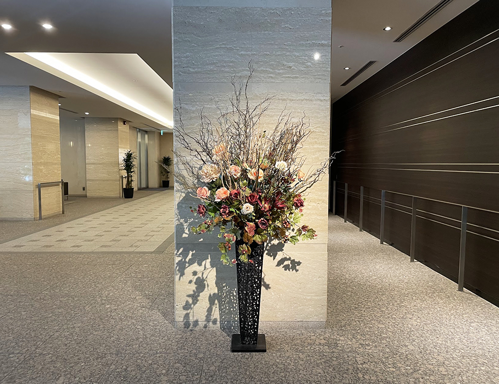 タワーマンションのエンントランスの造花装飾