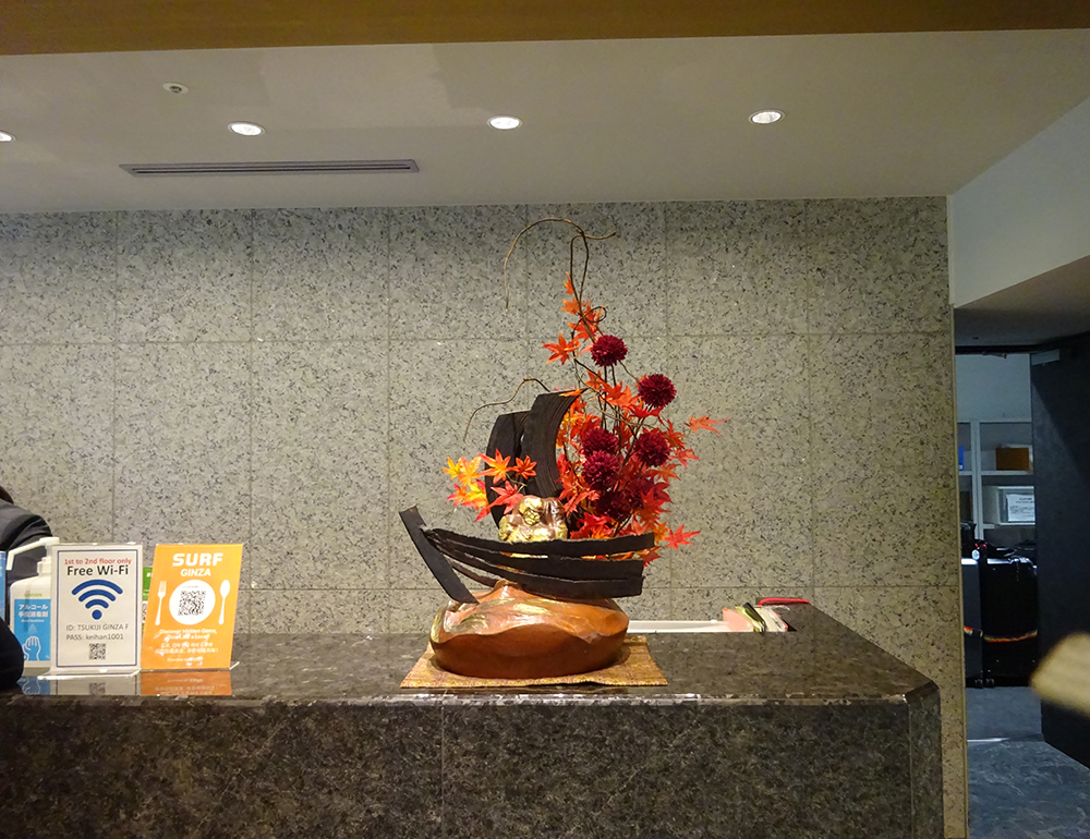 ホテルのフロントの造花装飾