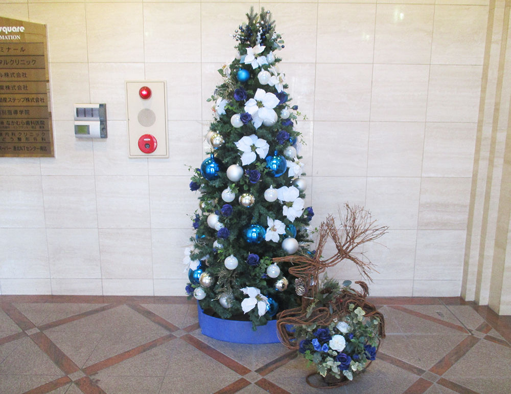 ビルのエントランスのクリスマスツリー