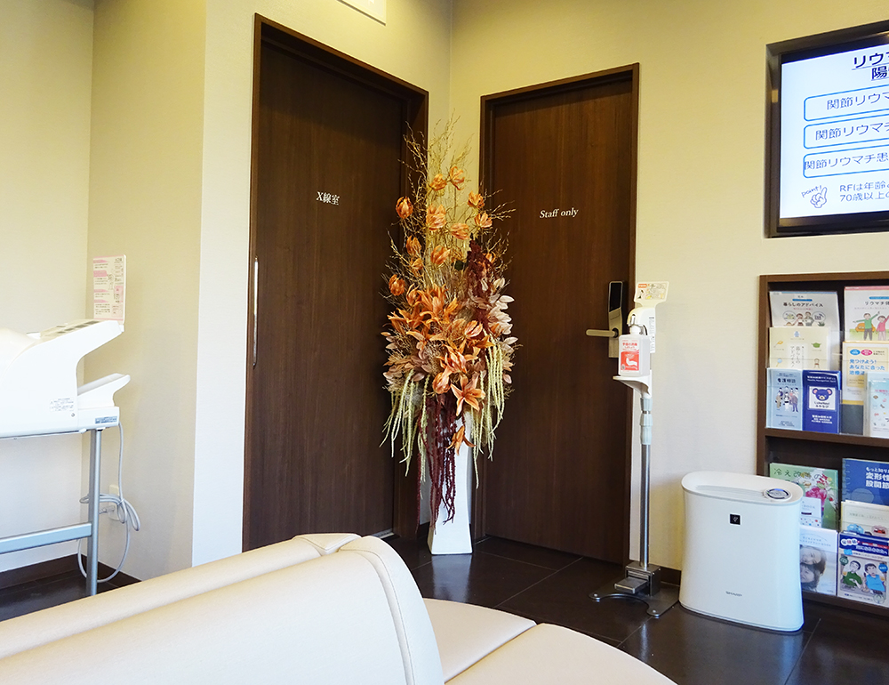 クリニック待合室の新春の造花装飾