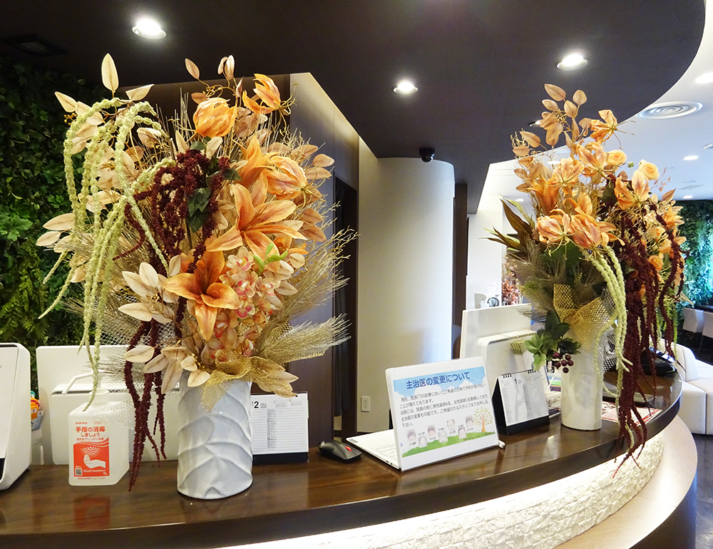 クリニックの新春の造花装飾