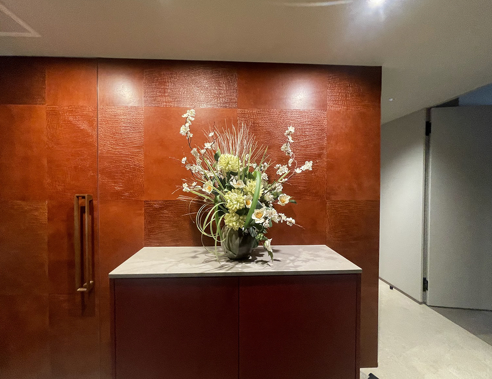 玄関の造花アレンジメント