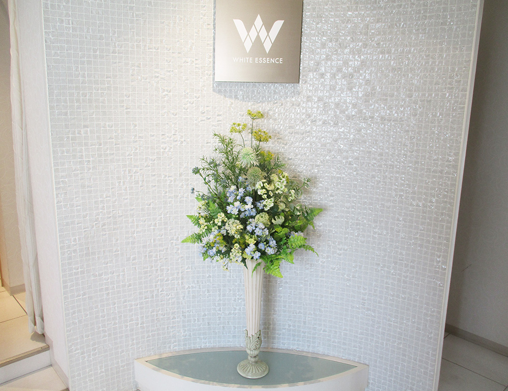 デンタルクリニックのエントランスの季節の造花装飾