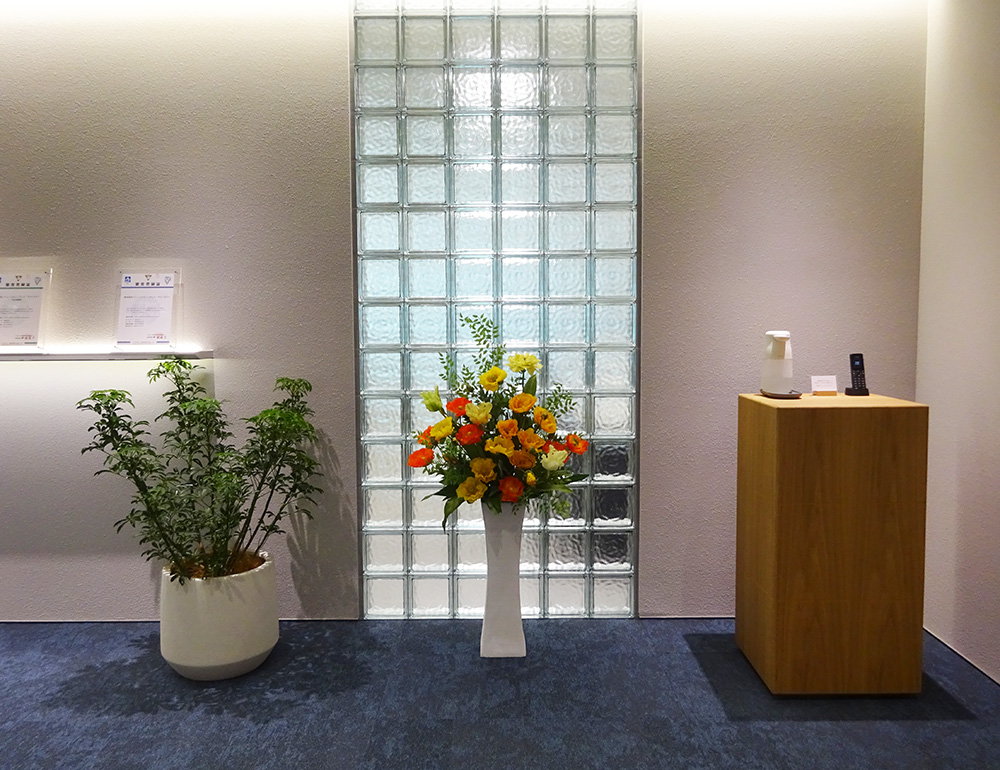 オフィスエントランスの春の造花アレンジメント