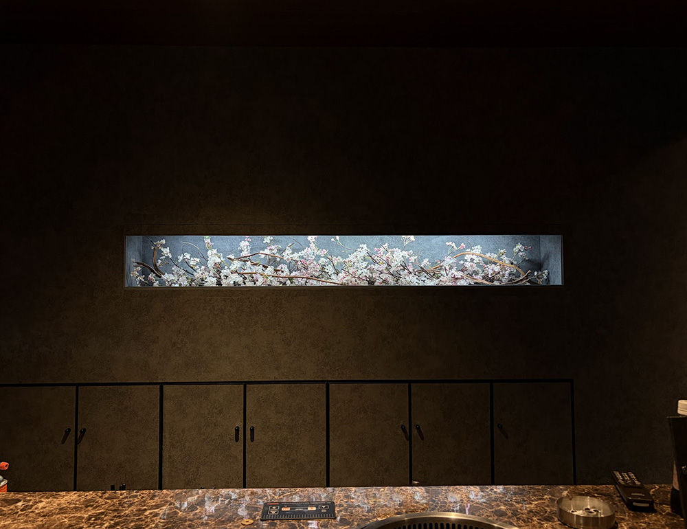 壁面ニッチの桜の造花装飾