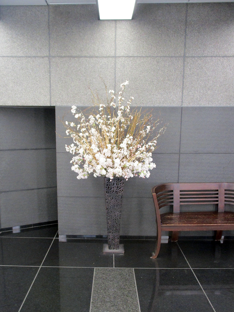 オフィスビルエントランスの桜の造花装飾