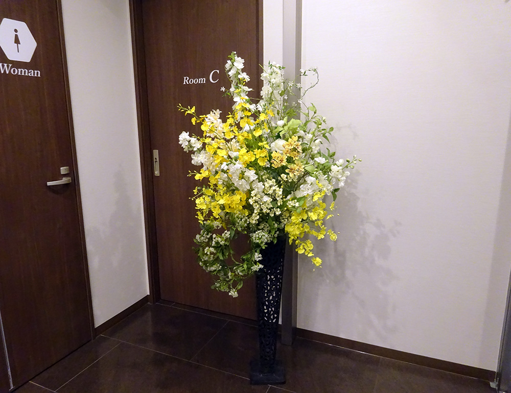 クリニック入口の春の造花レンタルフラワー