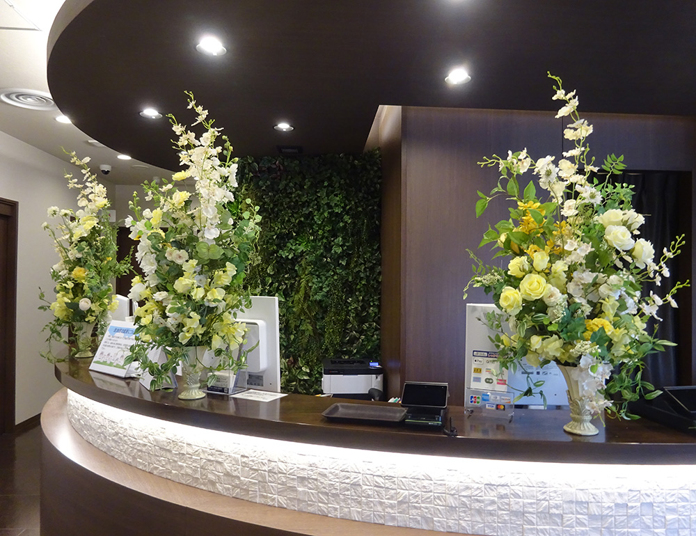 クリニックカウンターの春の造花レンタルフラワー