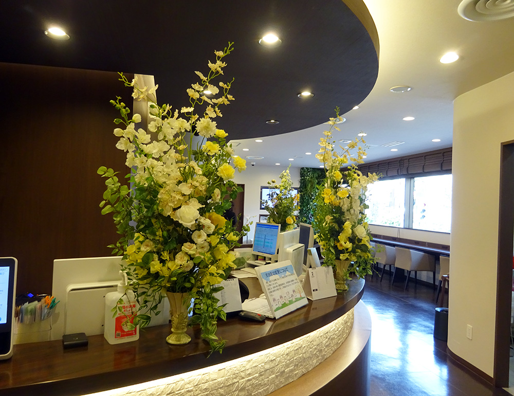 クリニックカウンターの春の造花レンタルフラワー