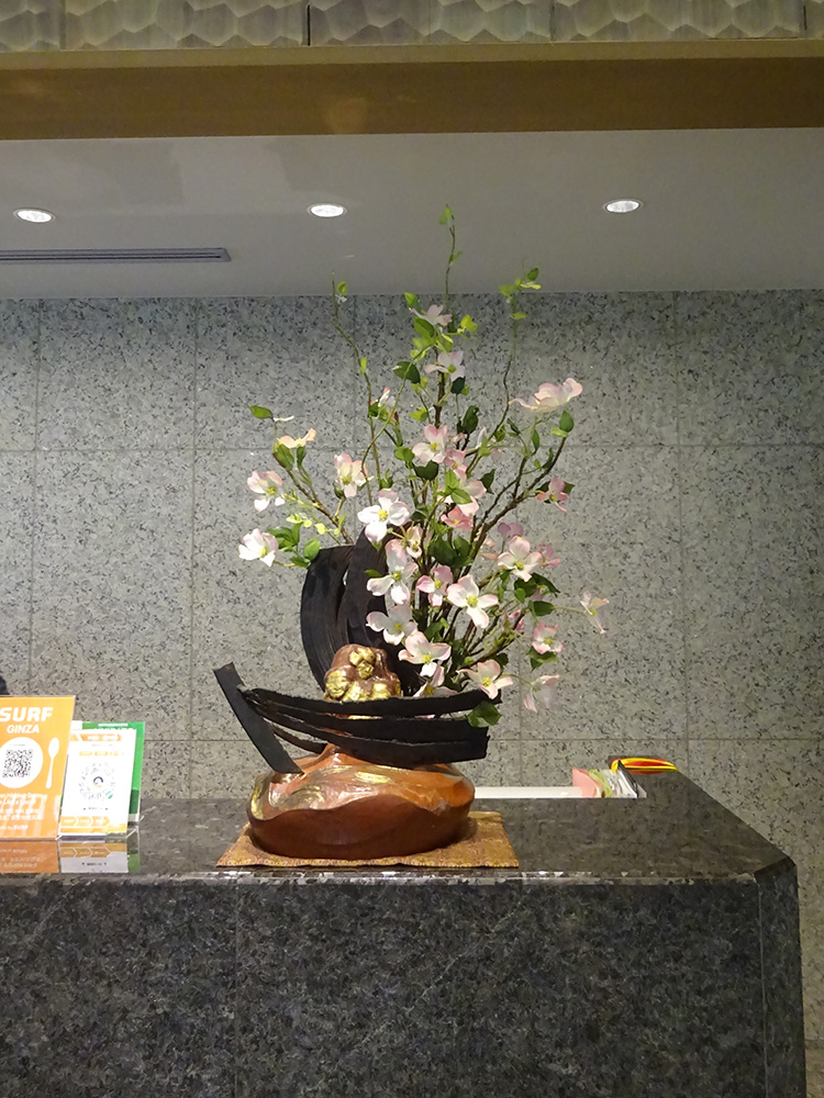 ホテルフロントの春の造花レンタルフラワー