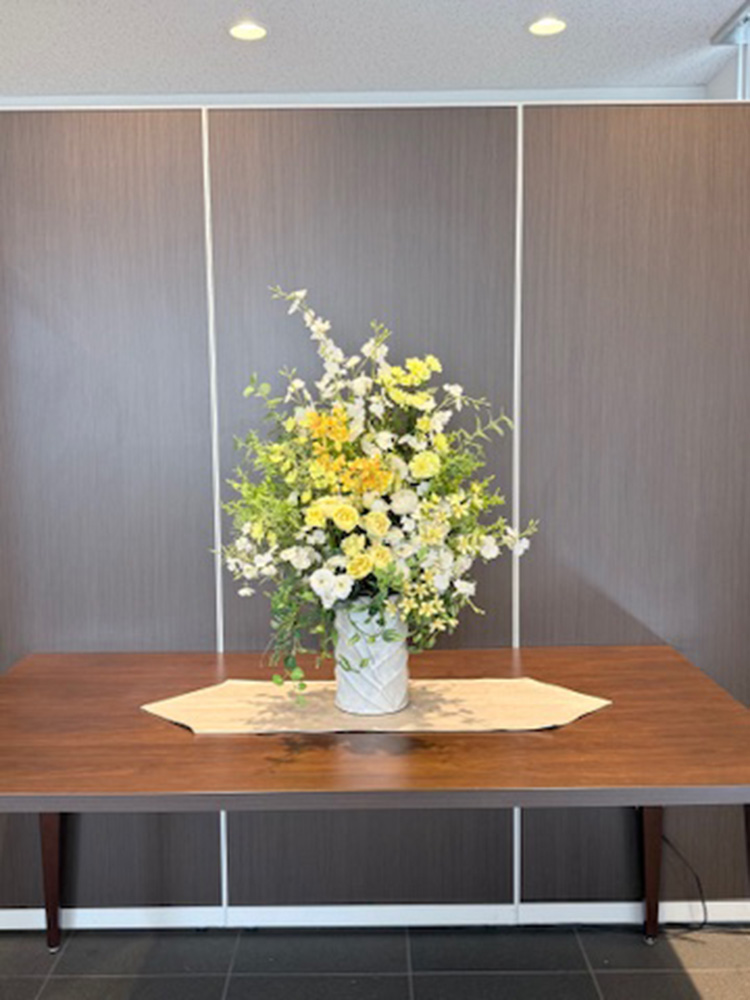 会社ロビーの造花アレンジメント