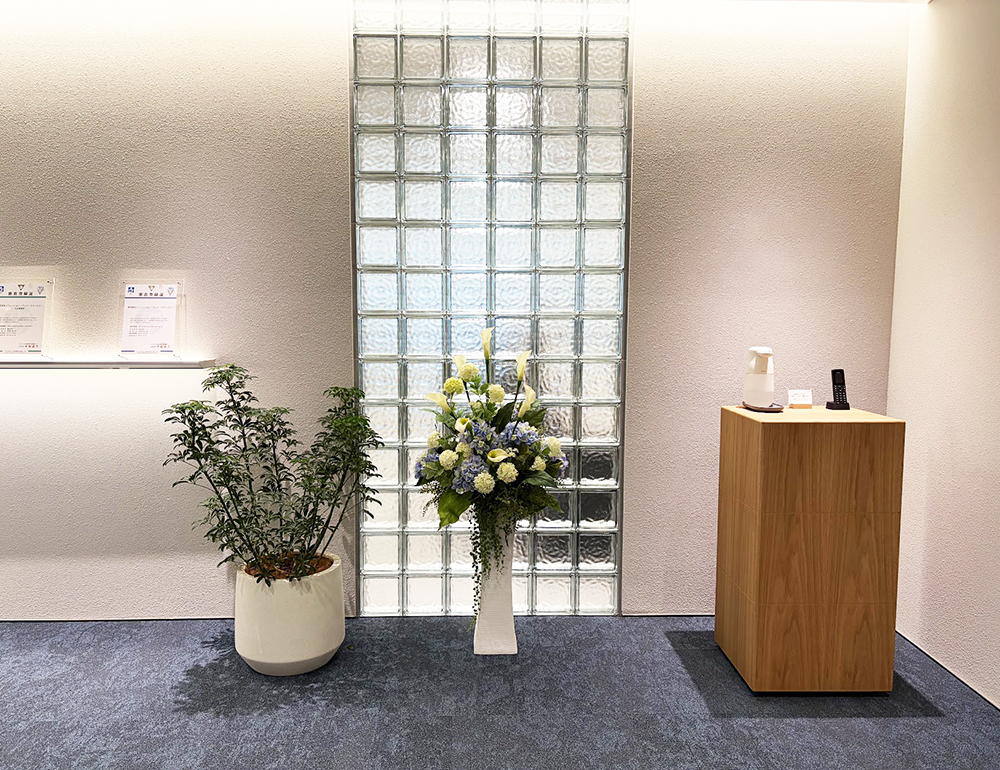 会社受付の初夏の造花アレンジメント