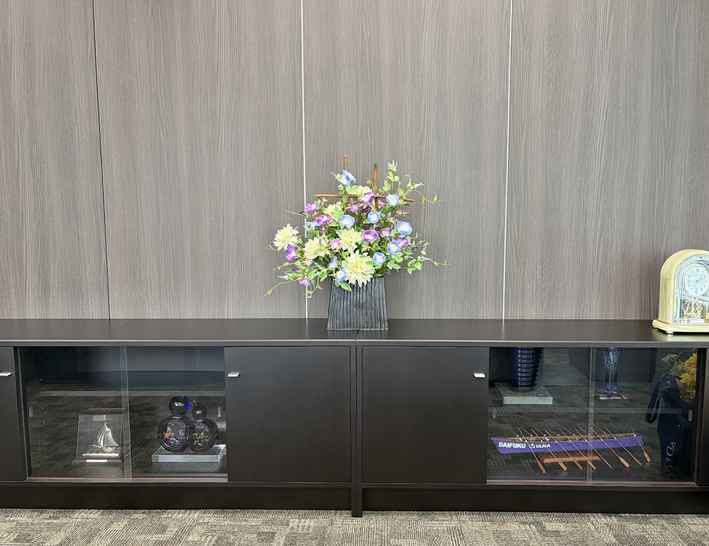 会社の役員応接室に飾っている朝顔の造花アレンジメント